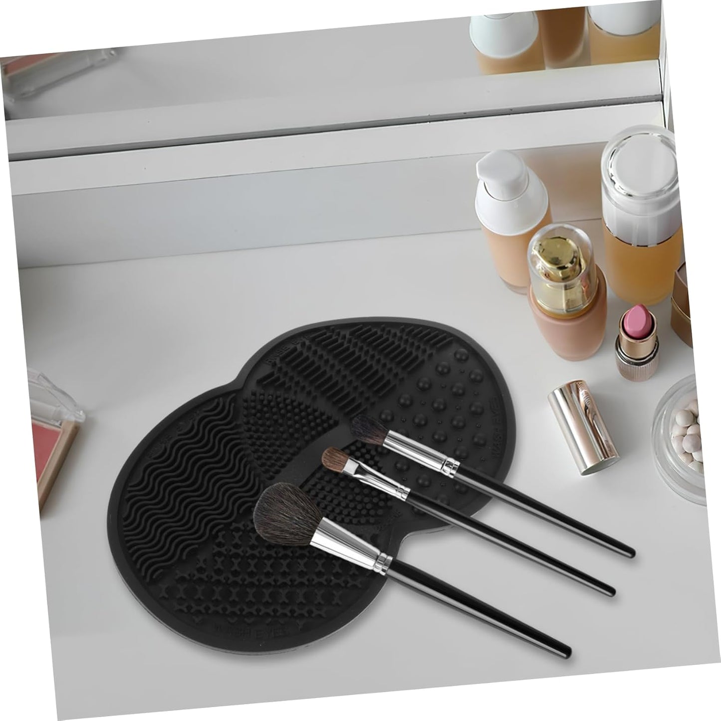 Makeup Tool Cleaner Mat Silicone Brush Cleaning Pad for Effortless Makeup Brush Maintenance Versatile for Eyeshadow Foundation for Home Use and Travel