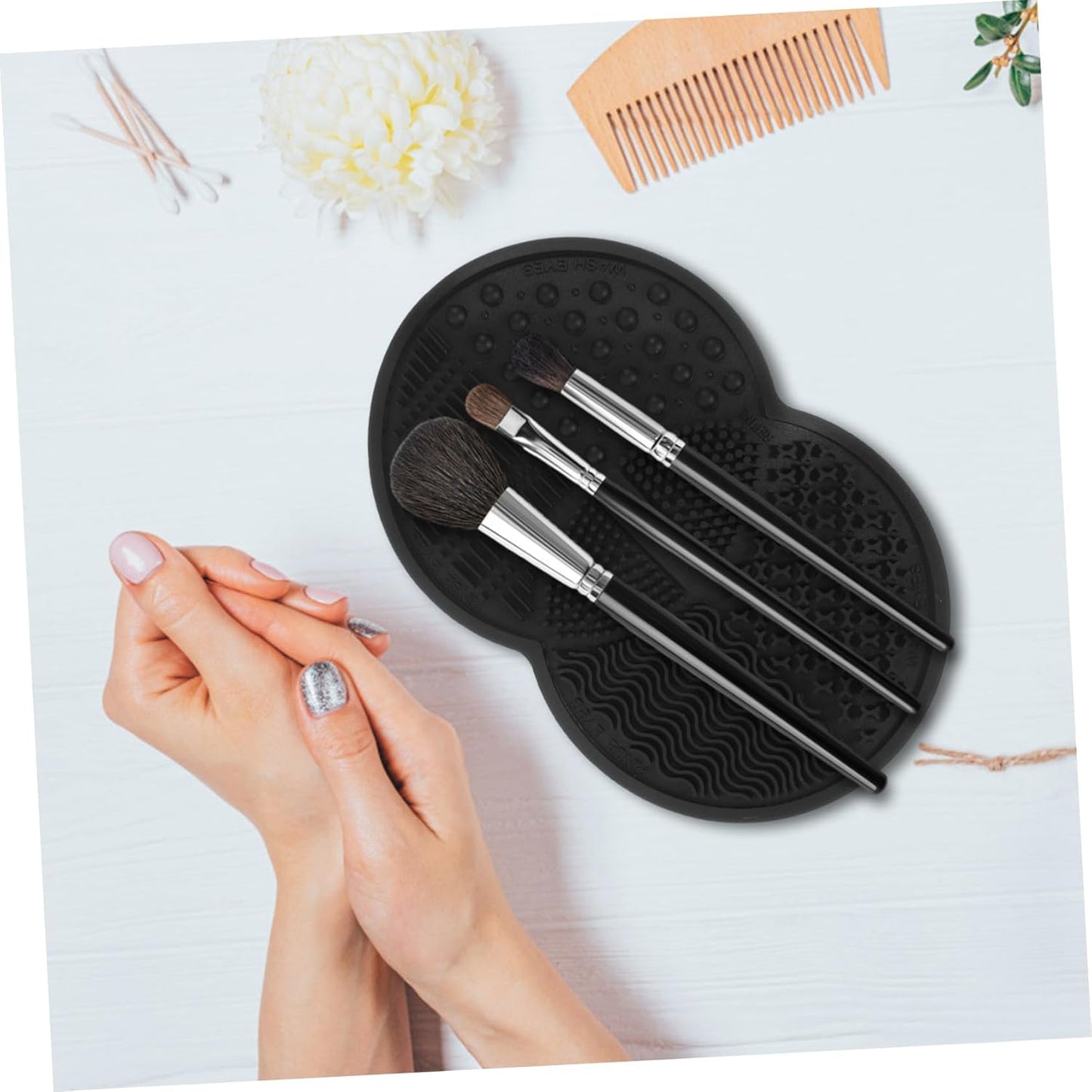 Makeup Tool Cleaner Mat Silicone Brush Cleaning Pad for Effortless Makeup Brush Maintenance Versatile for Eyeshadow Foundation for Home Use and Travel